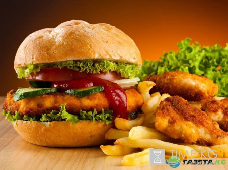 Из-за пристрастия к фаст-фуду у 19-летнего жителя Китая выросла грудь