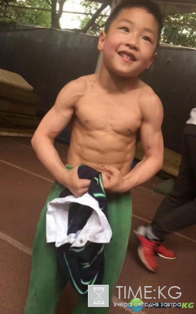 Мальчик из Китая поразил мир физической формой в 7 лет