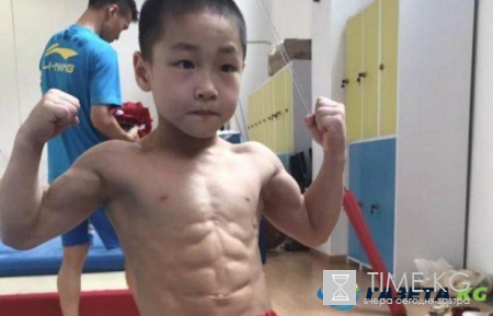 Мальчик из Китая поразил мир физической формой в 7 лет