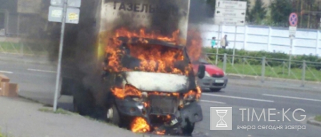 На Индустриальном проспекте тушили сразу два автомобиля