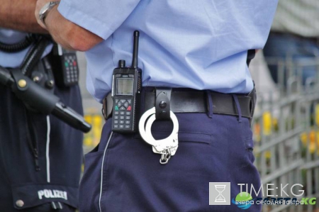 Полиция Красноярска нашла мужчину, свесившего младенца из машины