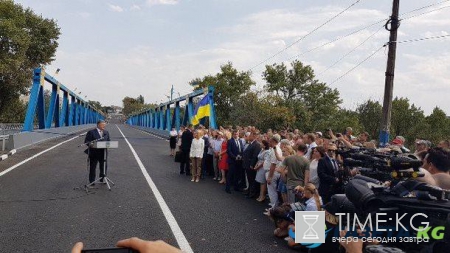 Порошенко открыл отремонтированный мост в Изюме