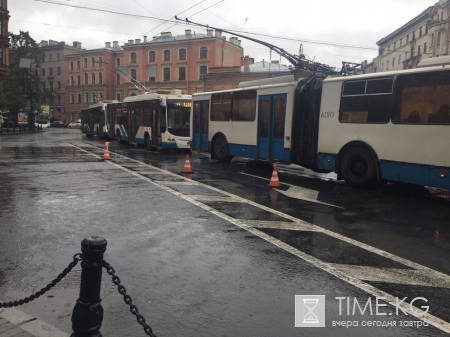 Сломавшаяся маршрутка устроила троллейбусную пробку на Каменноостровском