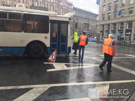 Сломавшаяся маршрутка устроила троллейбусную пробку на Каменноостровском