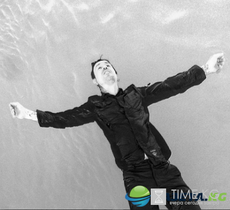 В Киеве посетители рок-фестиваля спели песню Дельфина вместо него