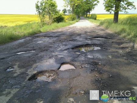 В Красноярске во дворах домов проваливается асфальт