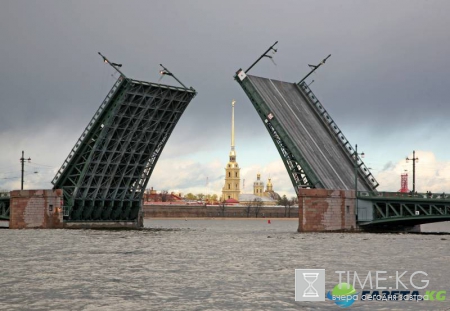 В Санкт-Петербурге прогулочный теплоход врезался в опору Дворцового моста