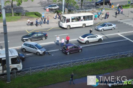 В Санкт-Петербурге столкнулись маршрутное такси и 5 машин