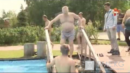 В Сети появилось видео Жириновского, купающегося с молодыми людьми