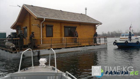 В Волгограде вместе с людьми под воду ушла плавучая баня