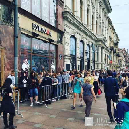 За автографом Джорджа Мартина на Невском выстроилась гигантская очередь