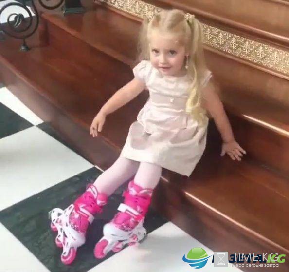 Алла Пугачева опубликовала видео в честь дня рождения близнецов Гарри и Лизы Алла Пугачева опубликовала видео в честь дня рождения близнецов Гарри и Лизы
