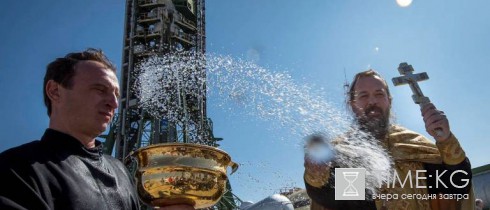 Благословение полета: NASA сфотографировало батюшку, освятившего ракету перед стартом