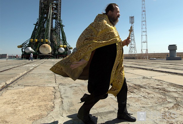Благословение полета: NASA сфотографировало батюшку, освятившего ракету перед стартом Благословение полета: NASA сфотографировало батюшку, освятившего ракету перед стартом