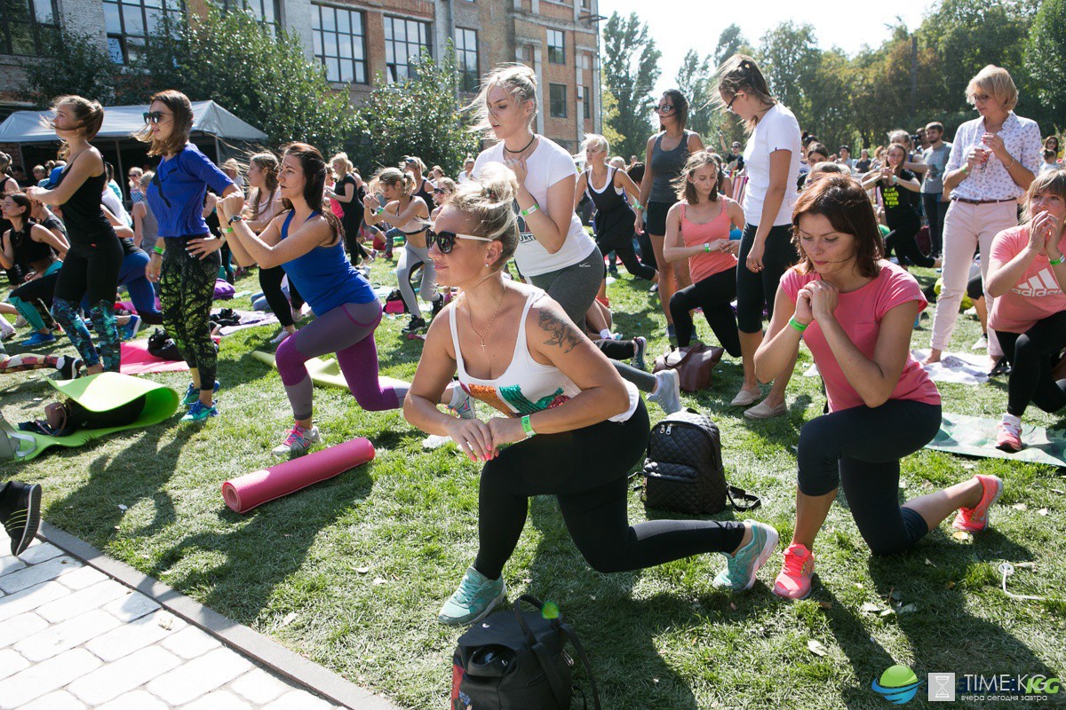 Charity Weekend. Здоровый день: йога от Астафьевой и закуски от Кравец