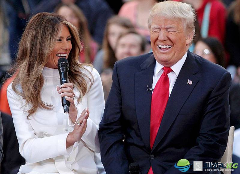 Дональд Трамп поблагодарил супругу деловым пожатием руки и буквально вытолкал ее с трибуны