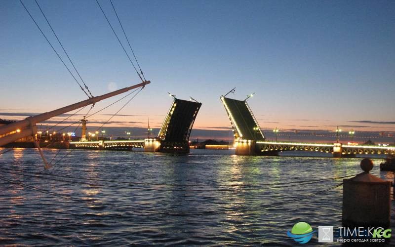 Движение по Дворцовому мосту было перекрыто на полчаса из-за яхты&#8205;