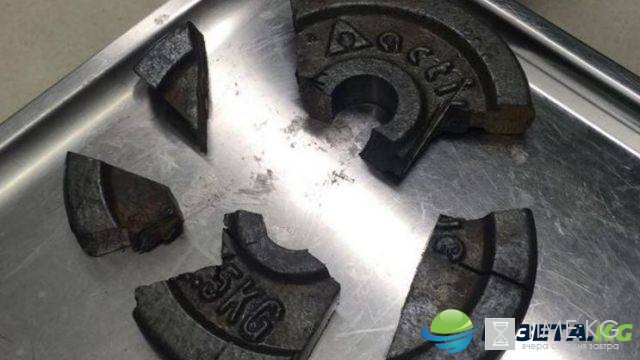 Гениталии немецкого атлета застряли в "блине" весом 2,5 кг