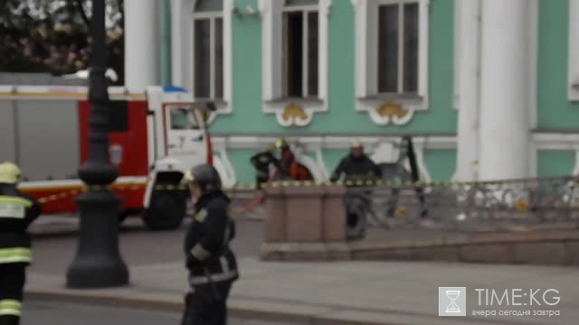 Из-за пожара в Эрмитаже пришлось эвакуировать более 100 человек и котов Из-за пожара в Эрмитаже пришлось эвакуировать более 100 человек и котов