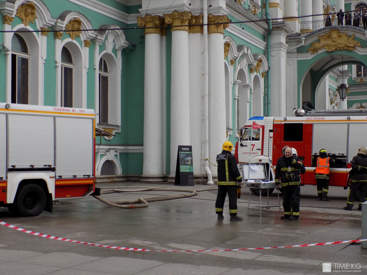 Из-за пожара в Эрмитаже пришлось эвакуировать более 100 человек и котов Из-за пожара в Эрмитаже пришлось эвакуировать более 100 человек и котов