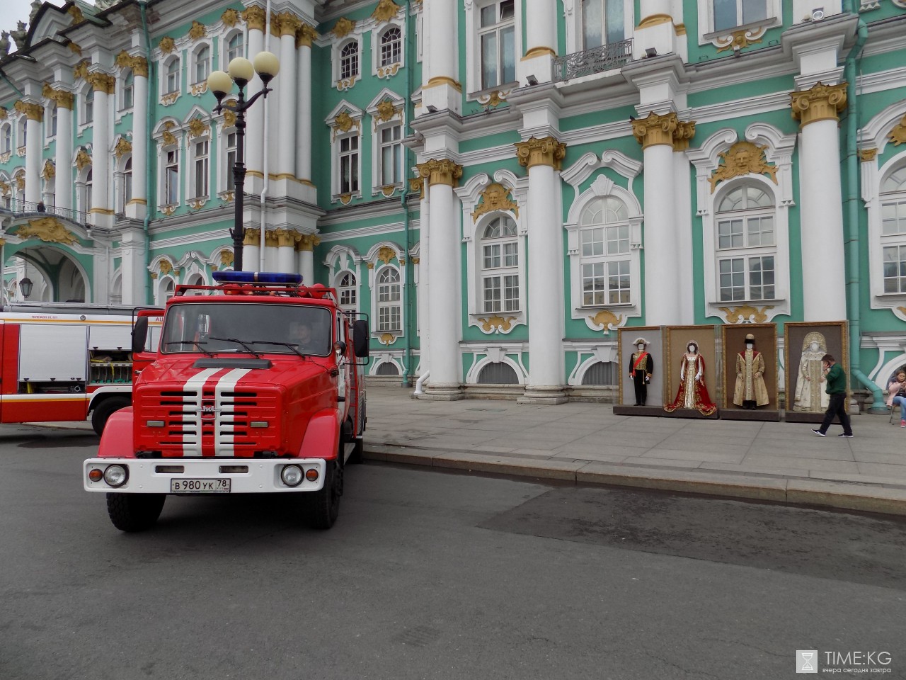Из-за пожара в Эрмитаже пришлось эвакуировать более 100 человек и котов Из-за пожара в Эрмитаже пришлось эвакуировать более 100 человек и котов