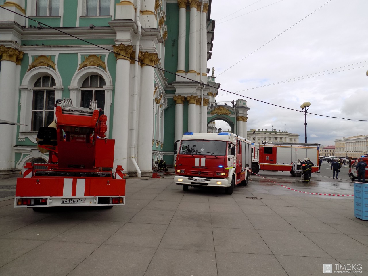 Из-за пожара в Эрмитаже пришлось эвакуировать более 100 человек и котов Из-за пожара в Эрмитаже пришлось эвакуировать более 100 человек и котов