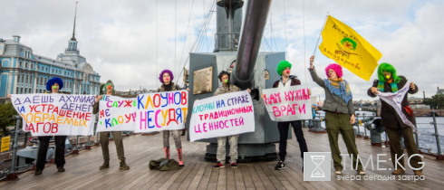 «Клоунское государство»: активисты штурмовали «Аврору» с антивоенной акцией