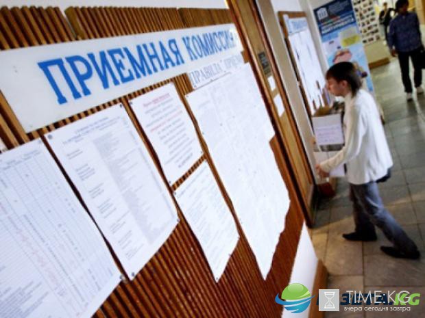 На какие специальности меньше всего абитуриентов подали документы в этом году