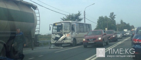 На Московском шоссе маршрутка с пассажирами влетела в бензовоз: есть пострадавшие