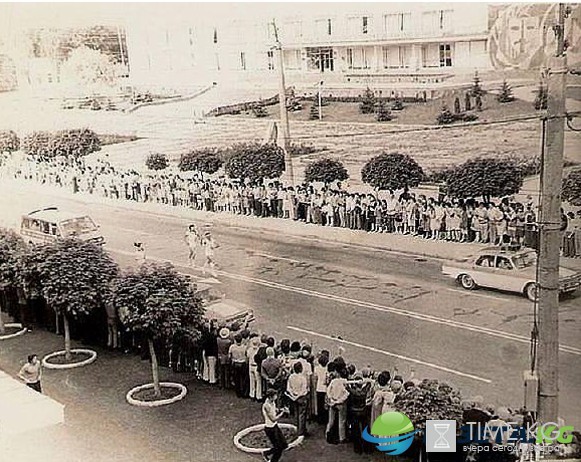 Памятник Кишиневскому миллиарду 1972-го года. Дворец Культуры профсоюзов в Кишиневе