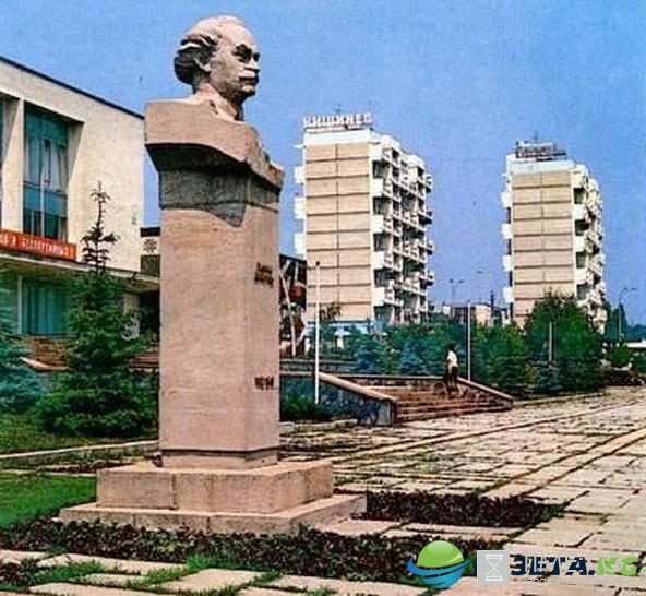 Памятник Кишиневскому миллиарду 1972-го года. Дворец Культуры профсоюзов в Кишиневе Памятник Кишиневскому миллиарду 1972-го года. Дворец Культуры профсоюзов в Кишиневе