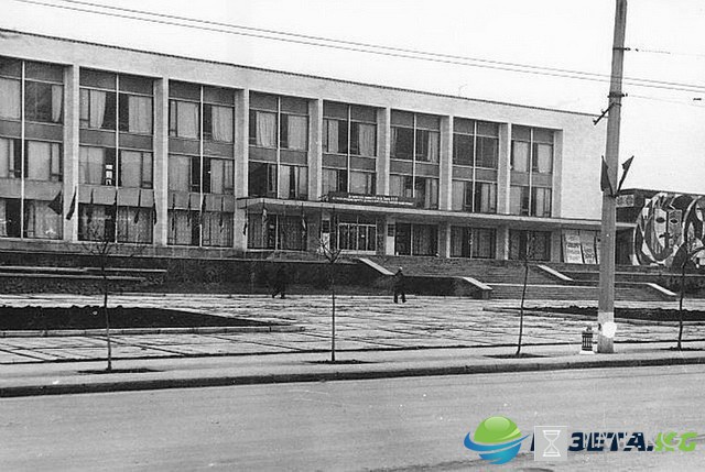 Памятник Кишиневскому миллиарду 1972-го года. Дворец Культуры профсоюзов в Кишиневе Памятник Кишиневскому миллиарду 1972-го года. Дворец Культуры профсоюзов в Кишиневе