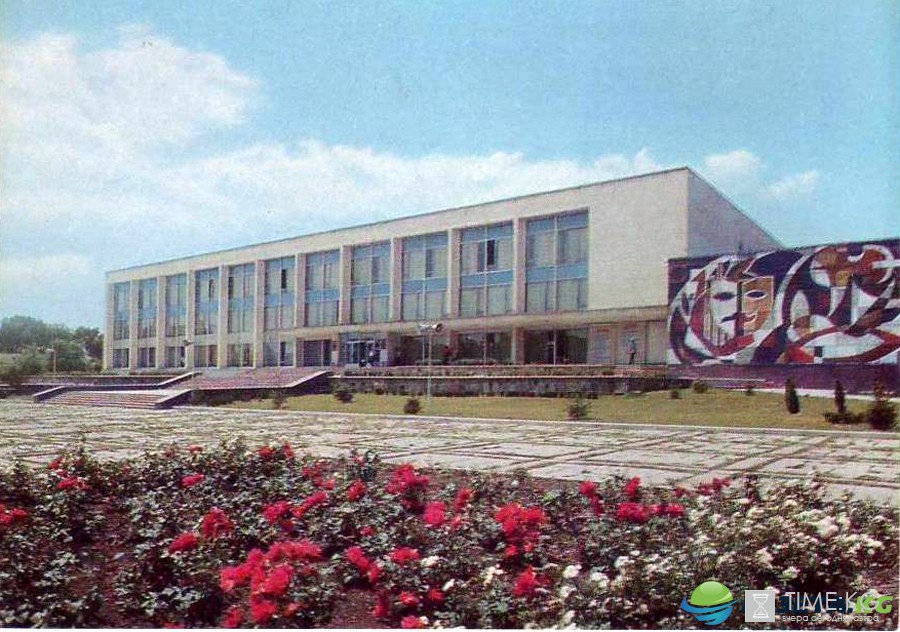 Памятник Кишиневскому миллиарду 1972-го года. Дворец Культуры профсоюзов в Кишиневе Памятник Кишиневскому миллиарду 1972-го года. Дворец Культуры профсоюзов в Кишиневе