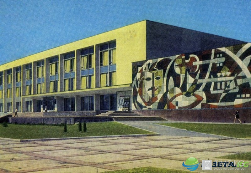 Памятник Кишиневскому миллиарду 1972-го года. Дворец Культуры профсоюзов в Кишиневе Памятник Кишиневскому миллиарду 1972-го года. Дворец Культуры профсоюзов в Кишиневе
