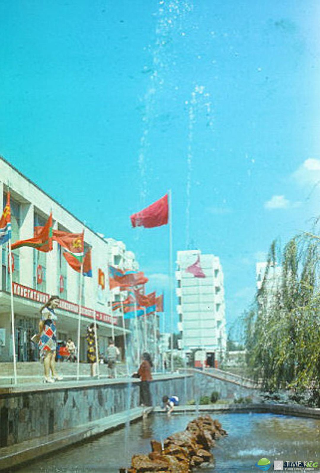 Памятник Кишиневскому миллиарду 1972-го года. Дворец Культуры профсоюзов в Кишиневе Памятник Кишиневскому миллиарду 1972-го года. Дворец Культуры профсоюзов в Кишиневе