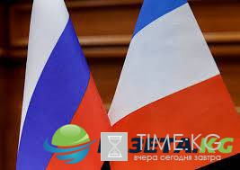 Песков сообщил, что Макрона пригласили посетить Россию
