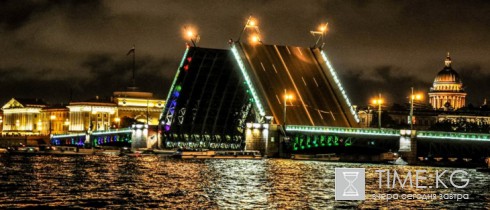«Таинственная правительственная яхта» перекрыла движение по Дворцовому мосту
