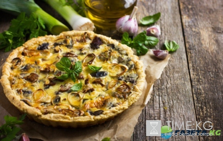 Бисквитный пирог с лисичками и сыром (рецепт)