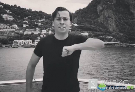 Instagram: Галкин на отдыхе на Капри спародировал Ленина
