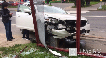 На Тельмана автоледи на «Мазде» въехала в остановку