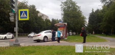 На Тельмана автоледи на «Мазде» въехала в остановку
