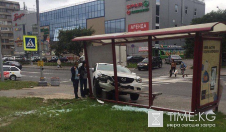 На Тельмана автоледи на «Мазде» въехала в остановку