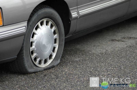 На Урале сорвавшийся после 15 лет трезвости мужчина проколол колеса у 31 авто