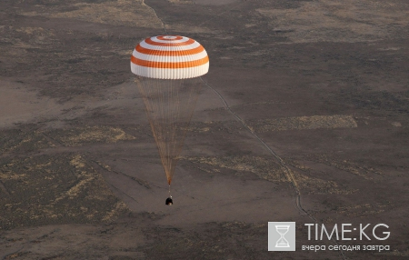 Роскосмос опубликовал фото посадки экипажа «Союз МС-04»