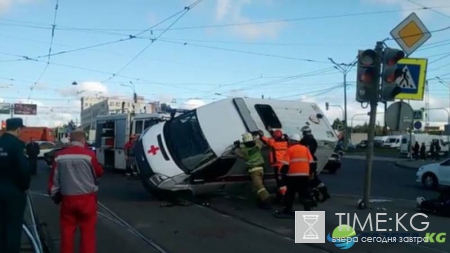 В Петербурге в столкновении с фурой перевернулся автомобиль скорой помощи