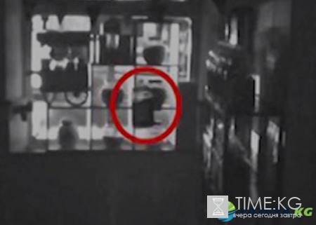 В Великобритании засняли на видео призрака в магазине конфет