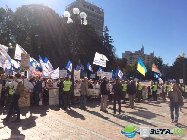 Украинские медики собрались под Верховной Радой: чего требуют митингующие