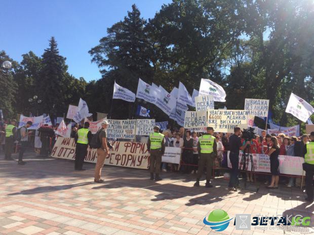 Украинские медики собрались под Верховной Радой: чего требуют митингующие