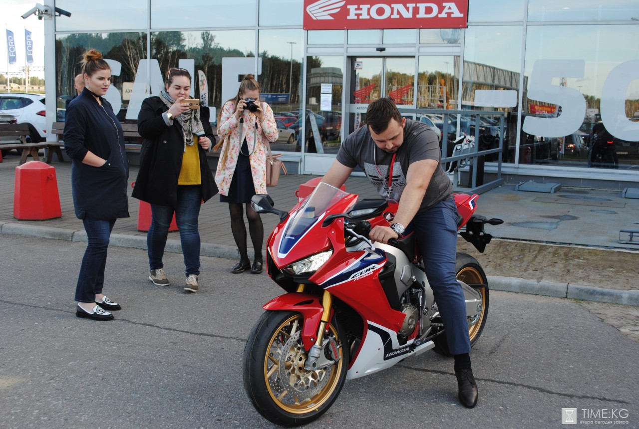 В Петербурге презентовали новый спортивный супермотоцикл Honda Fireblade SP