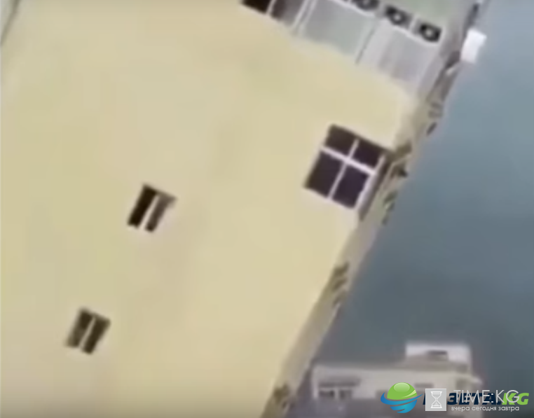 В Сети появилось видео, как ураган «Ирма» на Кубе опрокинул многоэтажный дом